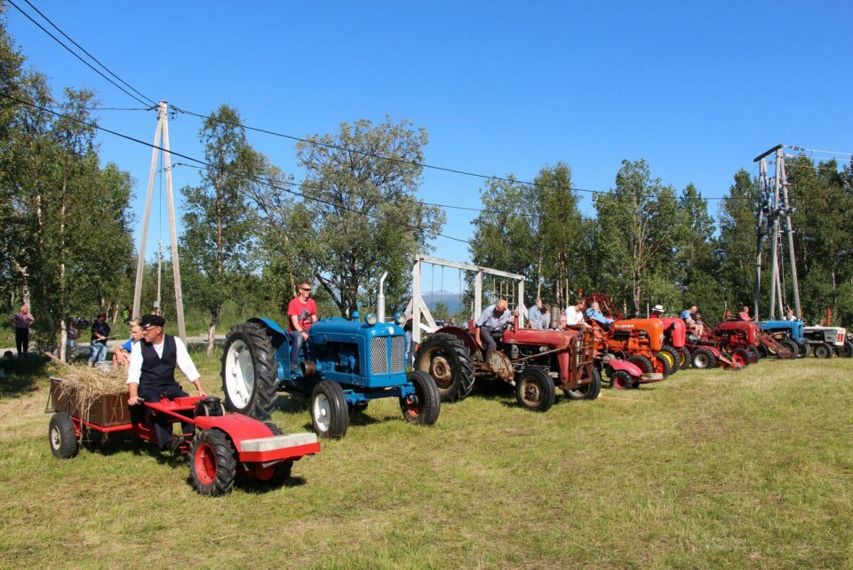 VARIERT UTVALG: 32 traktorer i svært ulike fasonger og flere farger deltok i traktor­paraden søndag på Målsnes. Foto: Veronica Lekang