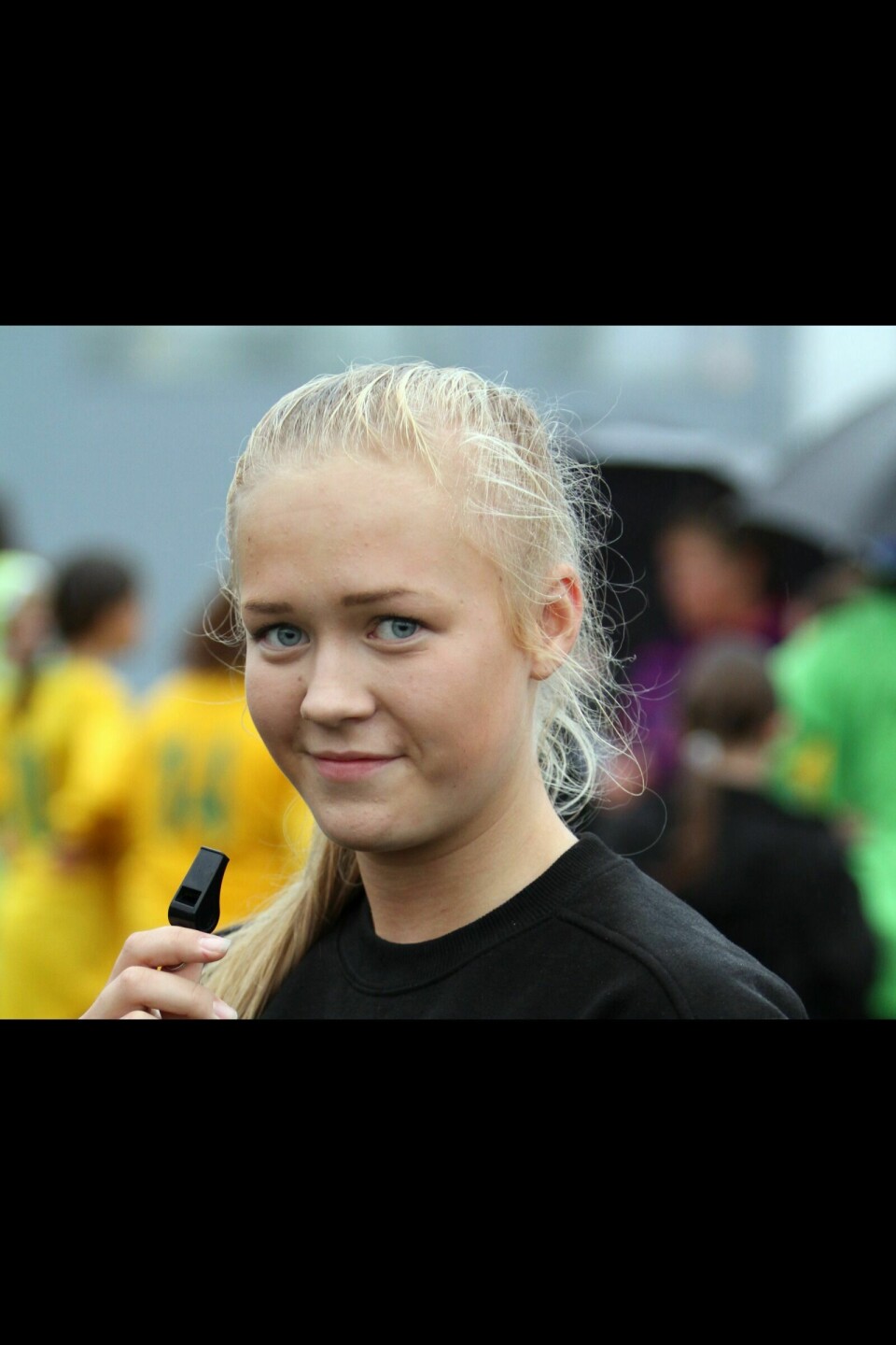 KAMPKLAR: Nora Kjoshaug Hansen liker seg som dommer på fotballbanen. Foto: Ivar Løvland