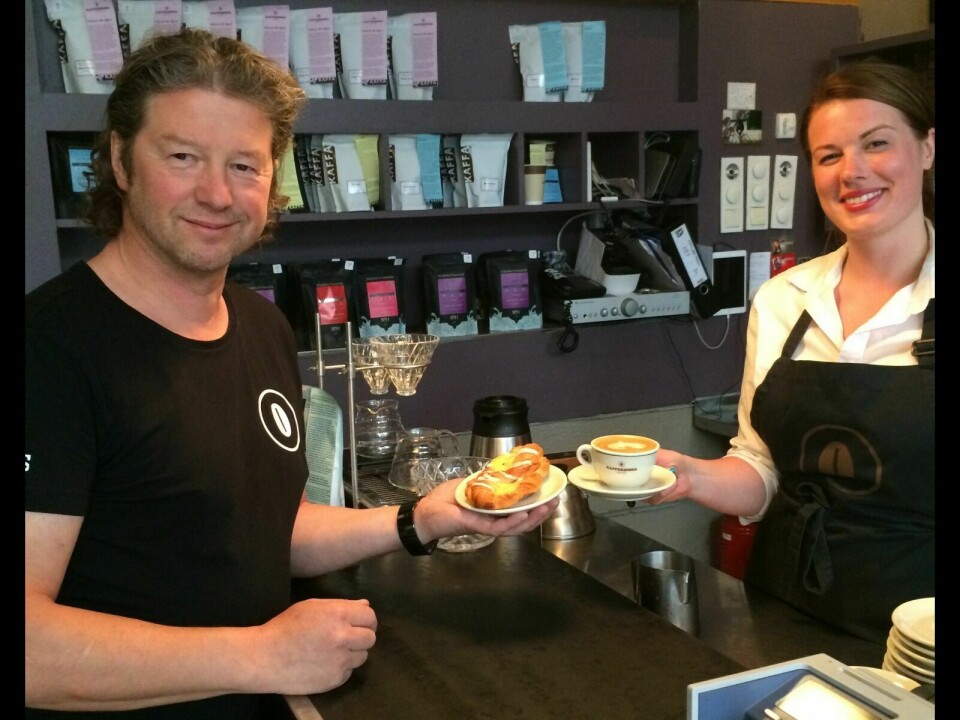 MANGE ANSATTE: Pål Einar Eilertsen har på generelt grunnlag best erfaring med ansatte fra landet. Her blir han servert av barista-teamleder Karoline Giæver på Kaffebønna i Tromsø. (Foto: privat)