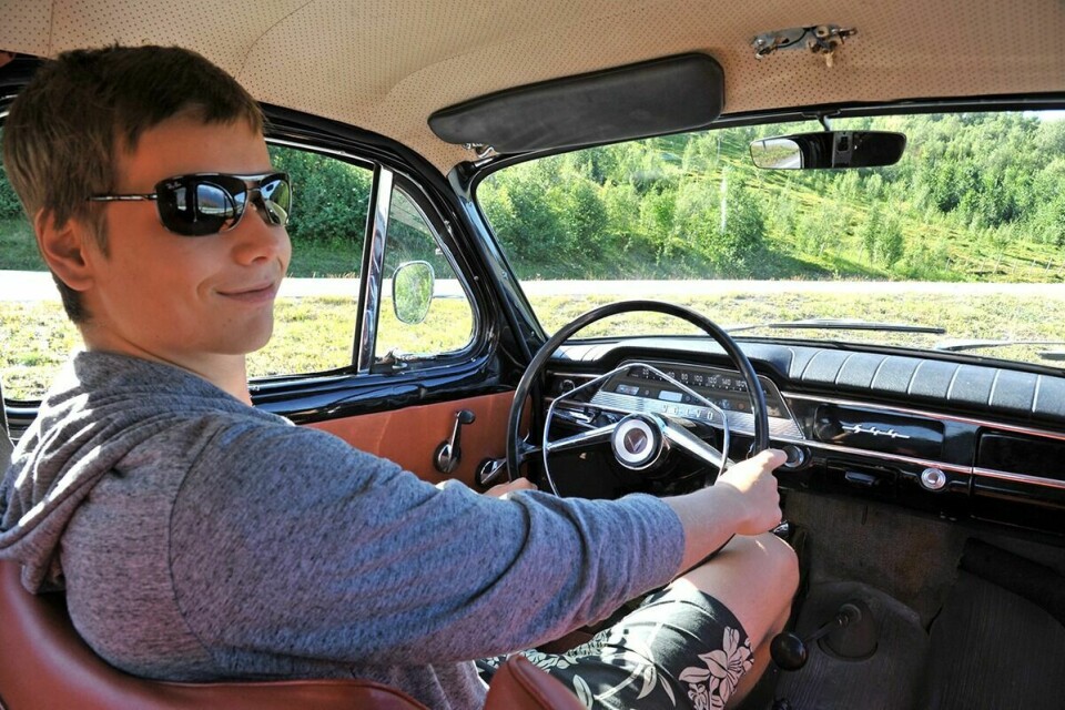 OVERRASKENDE BRA: 18 år gamle Benjamin mener det er en morsom bil å kjøre, samtidig som han synes kjørekomforten er overraskende god. Foto: Leif A. Stensland