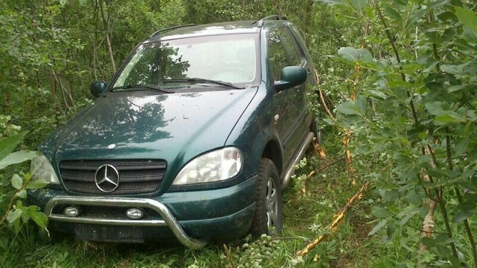 I GRØFTA: Dette er en av bilene som havnet i grøfta i Tamokdalen, natt til mandag. Denne på grunn av promille, og den andre på grunn av elg. (Foto: privat)