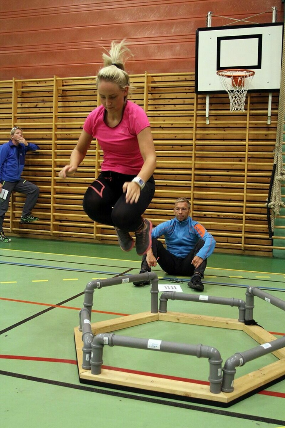 HEX: Det skal hoppes rundt på kortest mulig tid i Hex-øvelsen. Foto: Ivar Løvland