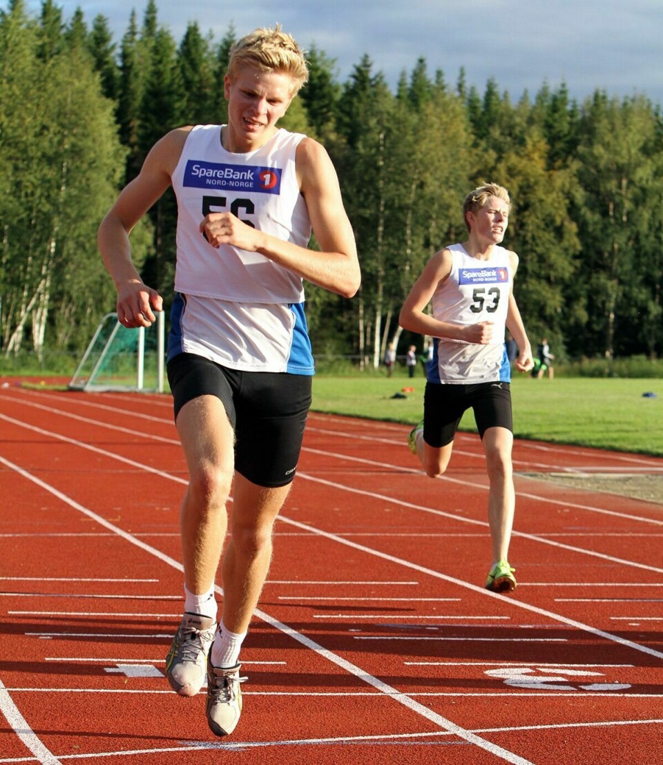 BEST PÅ 100: Bjørnulf Brekke vant 100 meteren under NNM for juniorer på Valhall stadion i Tromsø. Sturla Granheim (bak t.h.) endte opp med bronse på 800 meter. (Arkivfoto)