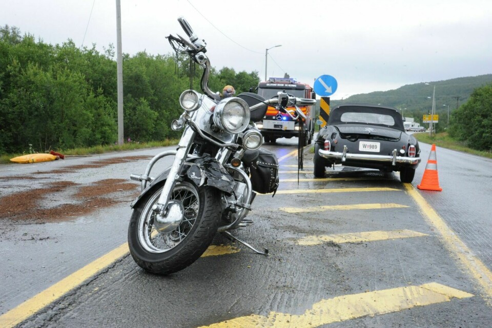 BIL MOT MC: Denne motorsykkelen og denne veteranbilen var involvert i ulykke ved Tømmerelv. Foto: Maiken kiil Bartholdsen