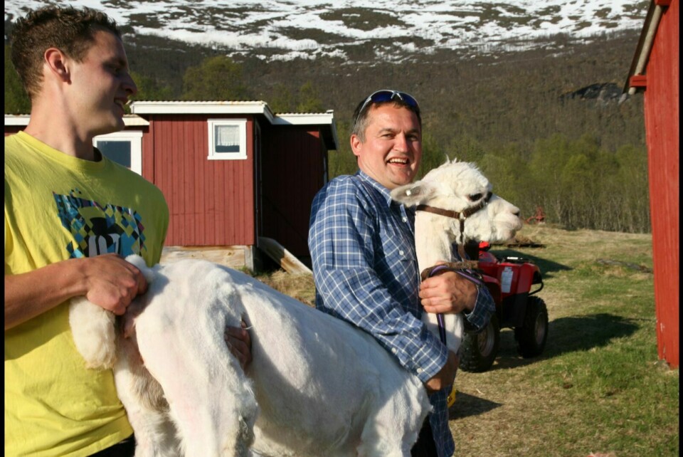 TURISTFISKE ELLER OPPDRETT: Ivan Jørgensen flyttet til Balsfjord med familien sin i 2012 og har etter det startet opp en alpakka-gård. Han kunne også tenke seg å starte opp med turistfiske, men mener oppdrett i Balsfjorden vil sette en stopper for det. (Arkivfoto)