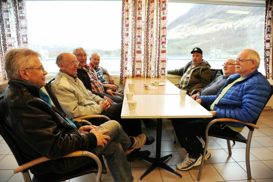 KAFFEKAMERATER: Denne gjengen som ofte drikker kaffe sammen i Nordkjosbotn, har mange meninger om kommunesammenslåing. Foto: Maiken Kiil Bartholdsen