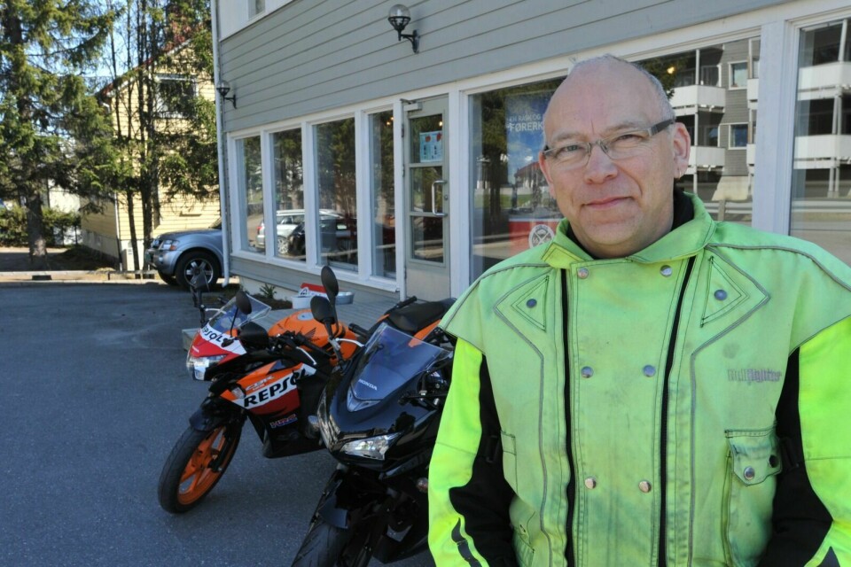 ÅPNER BUTIKK: Lørdag er det klart for åpning av butikken på Midt Troms Kjøreskole. Daglig leder Kenneth Aas er spent på om det er marked for salg av motorsykkelutstyr i Målselv. Foto: Andrea Nilssen.