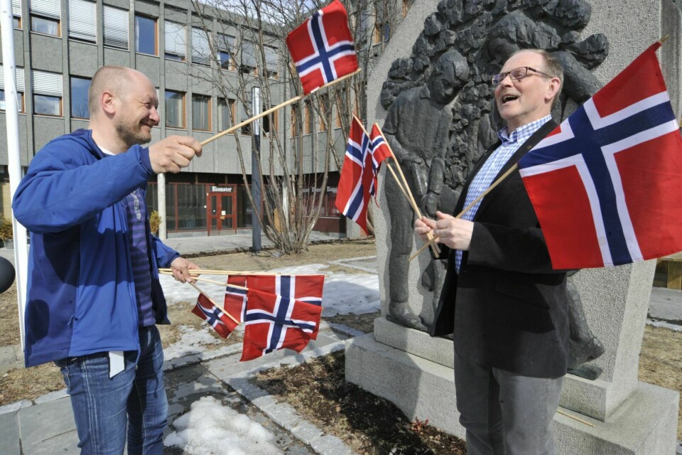 MÅ ØVE: Egil Nyhus (t.v.) og Arne Nysted ser fram til å få flere med seg på jubi­leumssangen. Ordføreren innrømmer at han må øve litt mer på teksten før 17. mai. Foto: Malin C. S. Myrbakken