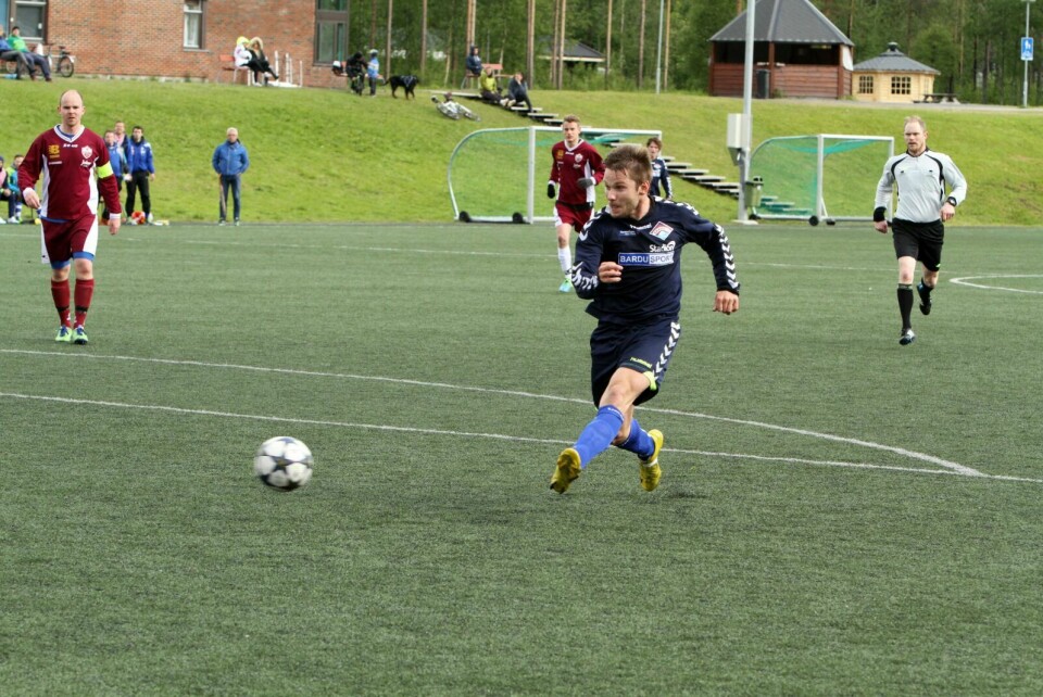 1-0: Daniel Bach Johansen skårer Bardus første mot Øverbygd. Foto: Ivar Løvland