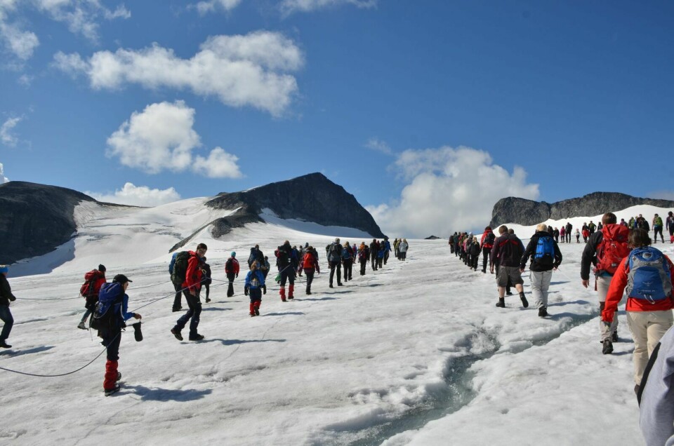 Galdhøpiggen: Norges høyeste fjell rager over tindene rundt og gir en fantastisk utsikt over Jotunheimen.