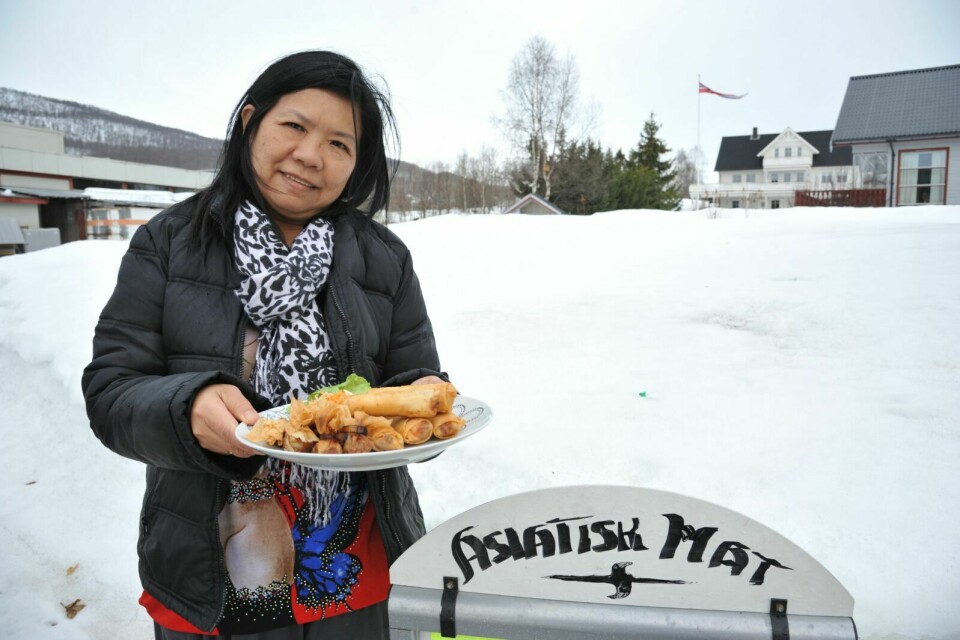 TAR STEGET VIDERE: Etter ett år med salg av thailandsk mat på torget på Bardufoss, skal Amornat Voranatviboon nå åpne sin egen restaurant. (Foto: Morten Kasbergsen)