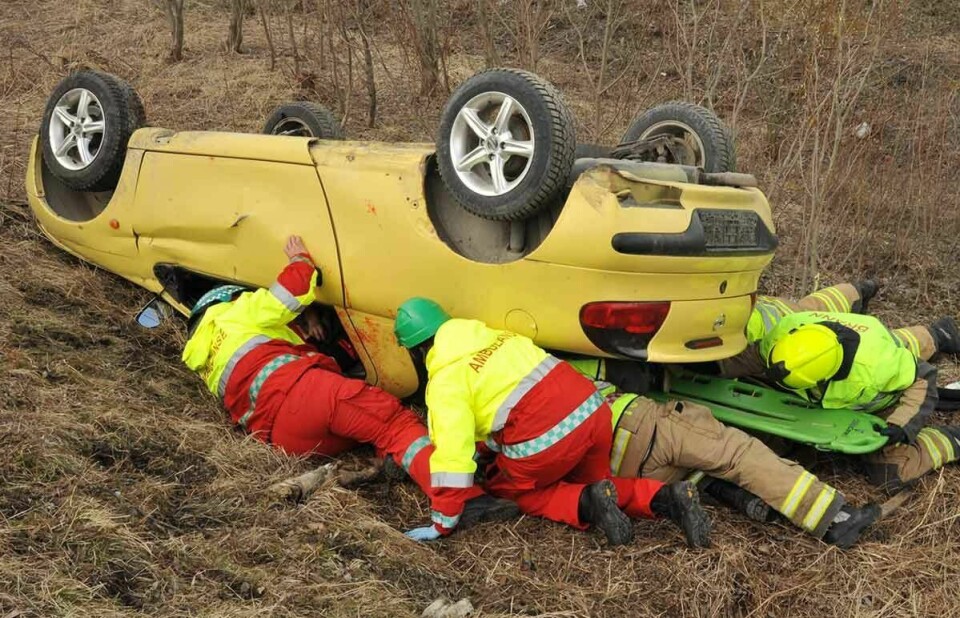 GODT SAMARBEID: Brannmannskaper og ambulansepersonell viste et godt samarbeid i jobben med å få ut de to «hardt skadde» personene som befant seg i personbilen som hadde «kollidert» med minibussen. Foto: Leif A. Stensland
