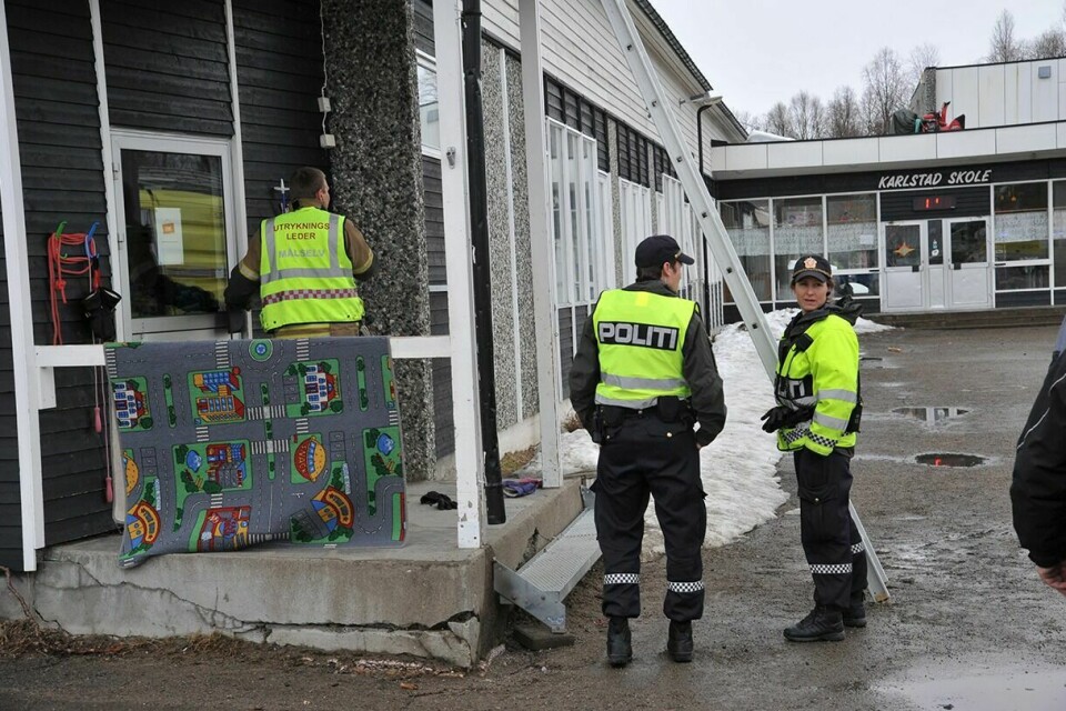 FANT INGEN BRANN: Brannmannskapene som tok seg inn i bygget fant ingen brann på Karlstad skole mandag formiddag. Foto: Morten Kasbergsen
