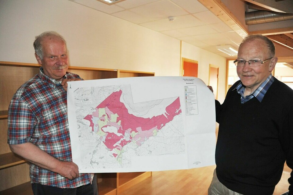 SKOGBRUKSPLAN: Pål Westerbeek og Gunnar Kvaal er begge klar på at det på alle måter er en fordel at skogeiere utarbeider skogbruksplan. – Vi oppfordrer samtlige skogeiere i Balsfjord om å delta på mandagens møte der det skal redegjøres for planene, sier de.