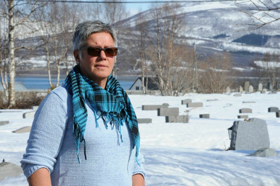 FORTVILT: Kirkeverge i Balsfjord, Marit Jakobsen, er fortvilt over at det ikke ser ut til å bli sommervedlikehold på kirkegårdene i Balsfjord i år. Pengene strekker ikke til. Foto: Maiken Kiil Bartholdsen