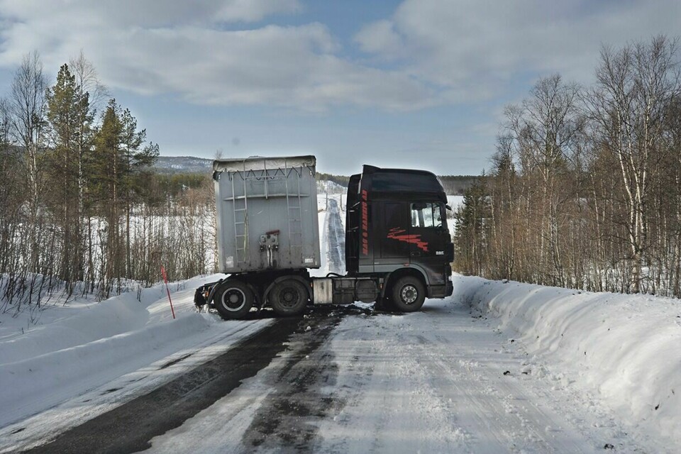 GODT FAST: Det måtte en kraftig bergingsbil til for å få løs den svenske traileren. Foto: Iris Hallen