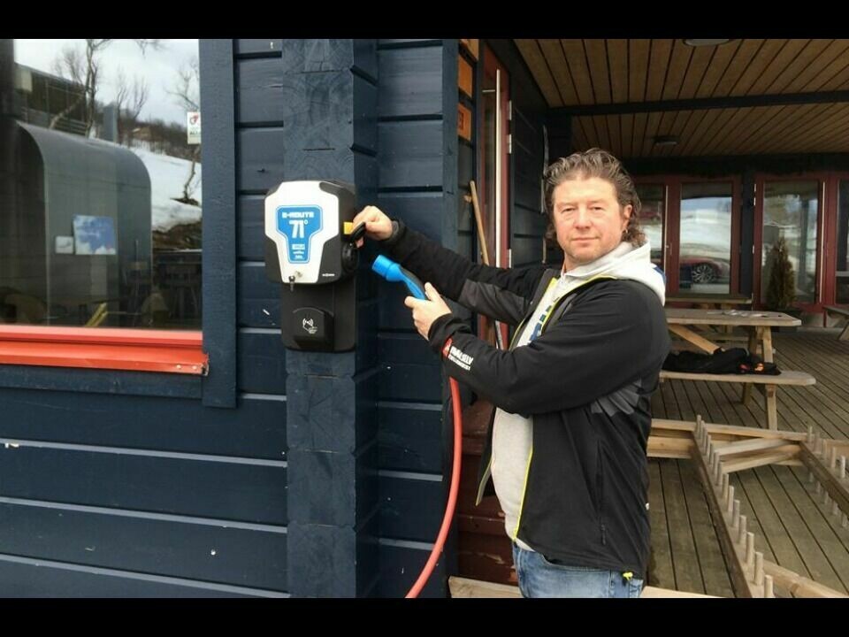LADER BATTERIENE: Daglig leder Pål Einar Eilertsen kan nå skilte med ladestasjoner for el-bil i Målselv fjellandsby. Foto: Privat