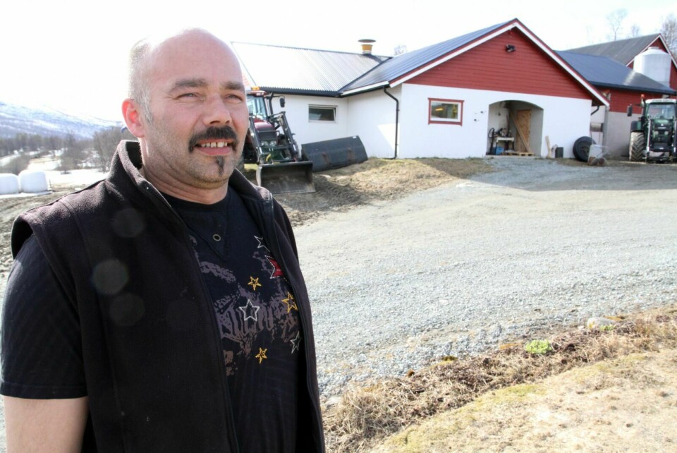 SKAL VOKSE: Geir Freddy Toftaker liker å jobbe med dyr, og nå skal han øke gården sin til 50 melkekyr. (Foto: Ivar Løvland)