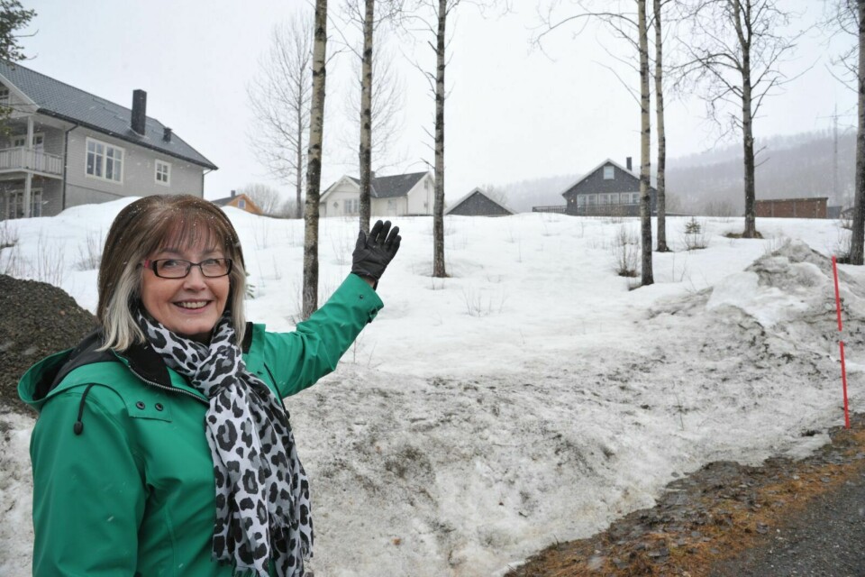 ØNSKER Å SELGE: Målselv-ordfører Helene Rognli tror Platåveien 32 i Finnsund på Bardufoss kan bli lykketomta for en husbygger. Det er den eneste tomta som ikke er solgt etter at boligfeltet ble etablert for 31 år siden. Foto: Morten Kasbergsen