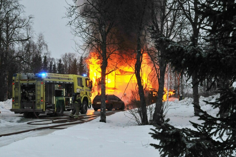 LAGT I ASKE: Tirsdag ettermiddag brant boligen til Bjørnar og Elise Gundersen ned til grunnen. Det lå ved ved Øystad i Øvre Bardu. Foto: Solveig B. Steinnes