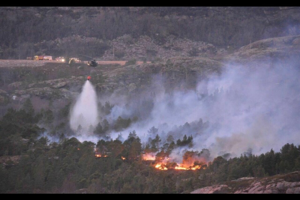 KOM I GANG I GÅR: Onsdag morgen løyet vinden og helikoptre fra flystasjonen på Bardufoss kunne starte med brannbøtteslokkingen av brannen i Flatanger fra luften. Foto: 139 Luftving, Bardufoss