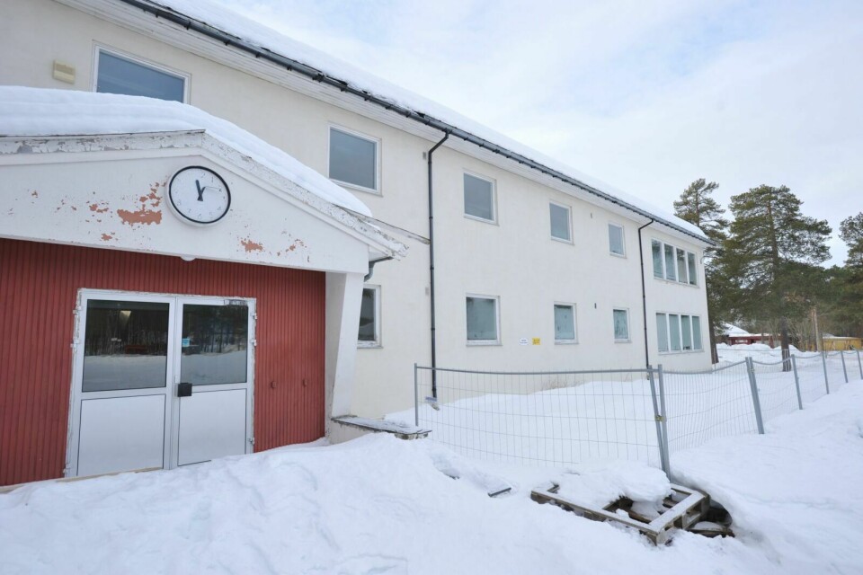 FORFALL: Den gamle ungdomsskolefløya på Olsborg er sikret med sperregjerde for å hindre at noen får takstein i hodet. Nå ønsker FAU svar fra kommunestyret på hva som er tenkt med bygget. Foto: Iris Hallen