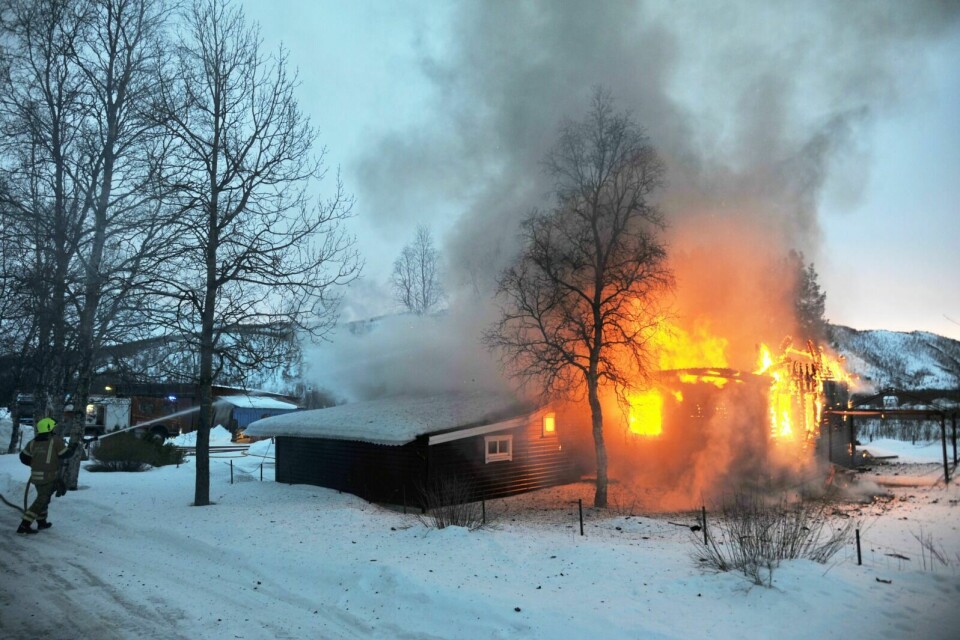 KONTAKTFEIL: Kontaktfeil i en stikkontakt tilhørende ei varmepumpe forårsaket ifølge politiet brannen i dette bolighuset på Stormoen i Balsfjord mandag 6. januar.