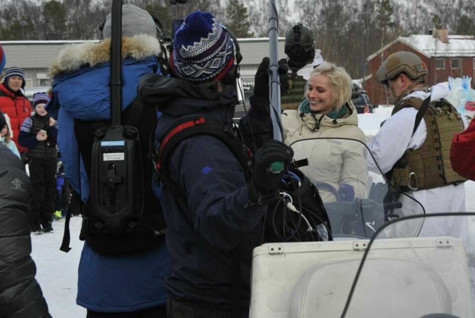 ANKOMST: Anne Rimmen ble fraktet til byrommet av militære snøskutere. Foto: Malin C. S. Myrbakken