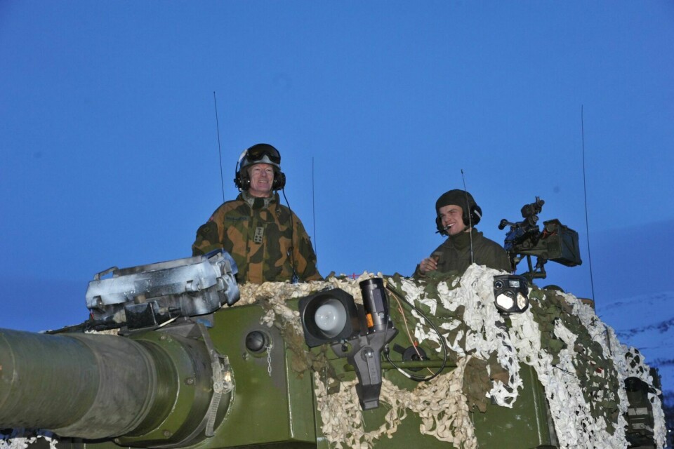 SJEKKET UTSTYRET: Forsvarssjefen inspiserte Panserbataljonens stridsvogner av typen Leopard 2. Foto: Kari Anne Skoglund