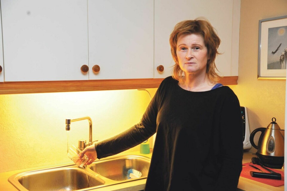FORTVILET: Heidi Røe bor i Nordkjosbotn og er til stadighet plaget med brunt vann i springen. Foto: Maiken Kiil Bartholdsen