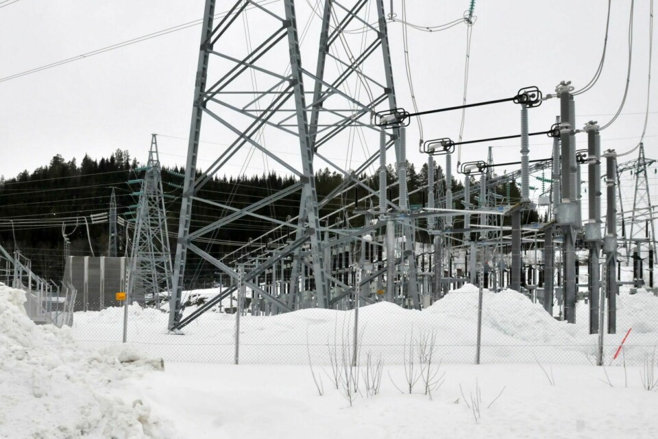 BLE STRØMLØS: Et mekanisk brudd i Statnetts transformatorstasjon ved Fossmoen natt til i går førte til at store deler av Midt-Troms mistet strømmen. Foto: (Foto: Terje Tverås)