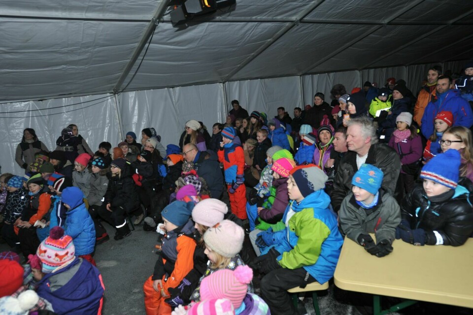 TRANGT: Unger og voksne fylte opp teltet og ville gjerne ha med seg dinosauskonserten. Foto: Iris Hallen