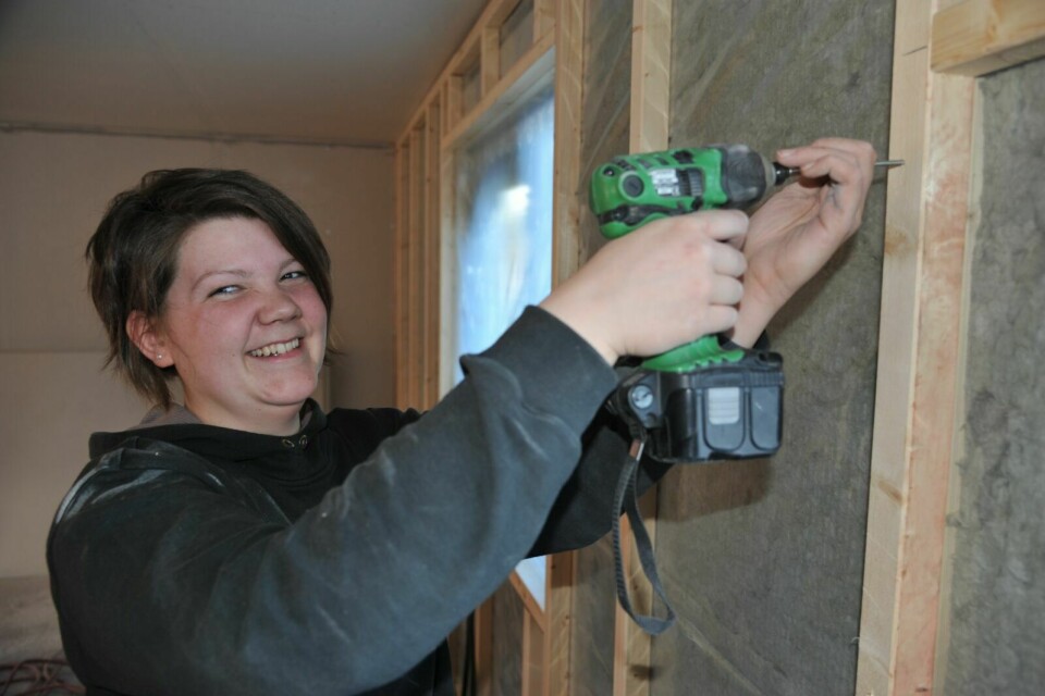 TØMRER: Inger Dalena Johansen er nylig ferdig utdannet tømrer. Nå er hun fornøyd, men veien fram mot målet har ikke bare vært enkel. Foto: Maiken Kiil Bartholdsen