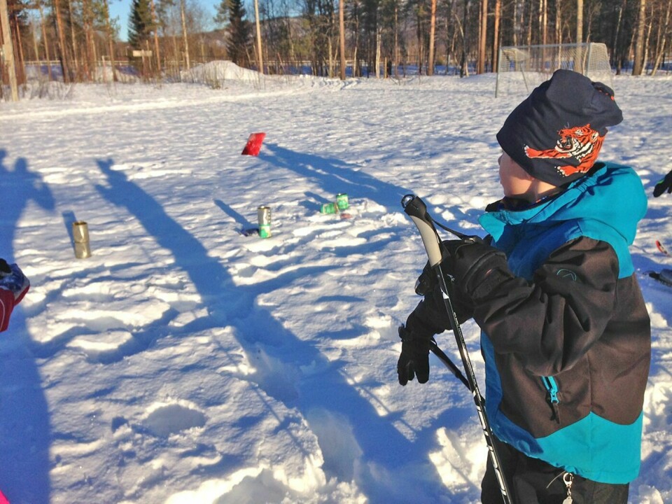 SKISKYTING: Geværet og blinken var byttet ut med erteposer og blikkbokser i idrettsgrenen skiskyting. Foto: Olsborg skole