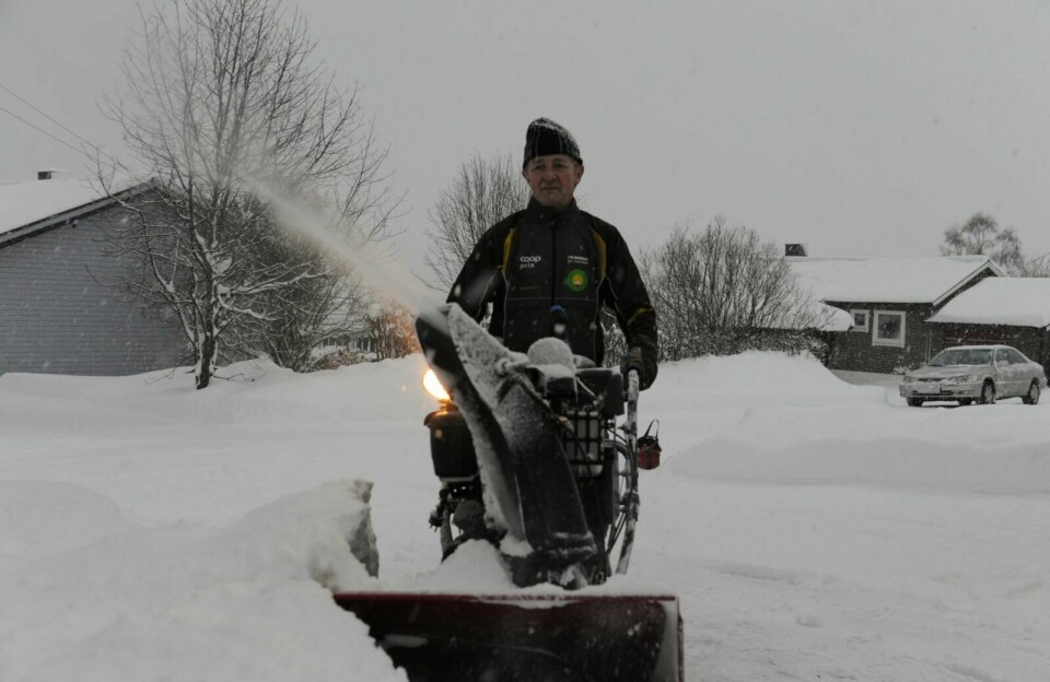 MYE SNØ: Eivind Heim brukte mandag formiddag til å frese bort all snøen som hadde kommet over natta. I tillegg kjører han lysløypa, så det blir mye snømåking på han i løpet av en vinter. Foto: Malin C. S. Myrbakken