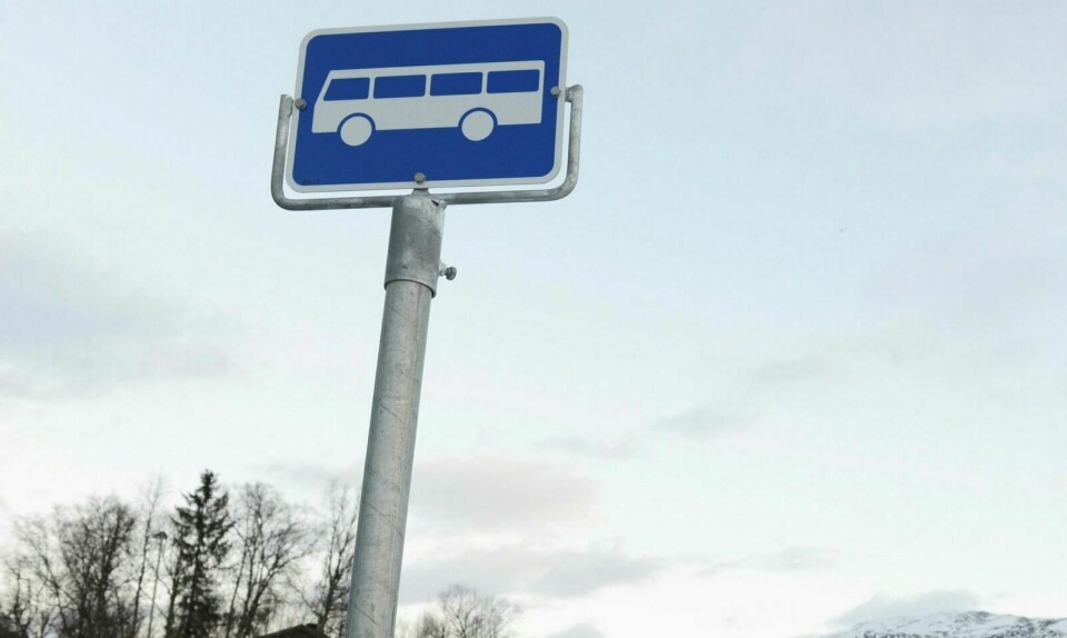 VOKSNE MÅ VENTE: enten de har munnbind eller ikke, mener Folkehelseinstituttet. Nå må skoleungdom få plass først på bussen. Foto: Knut Solnes (illustrasjon)