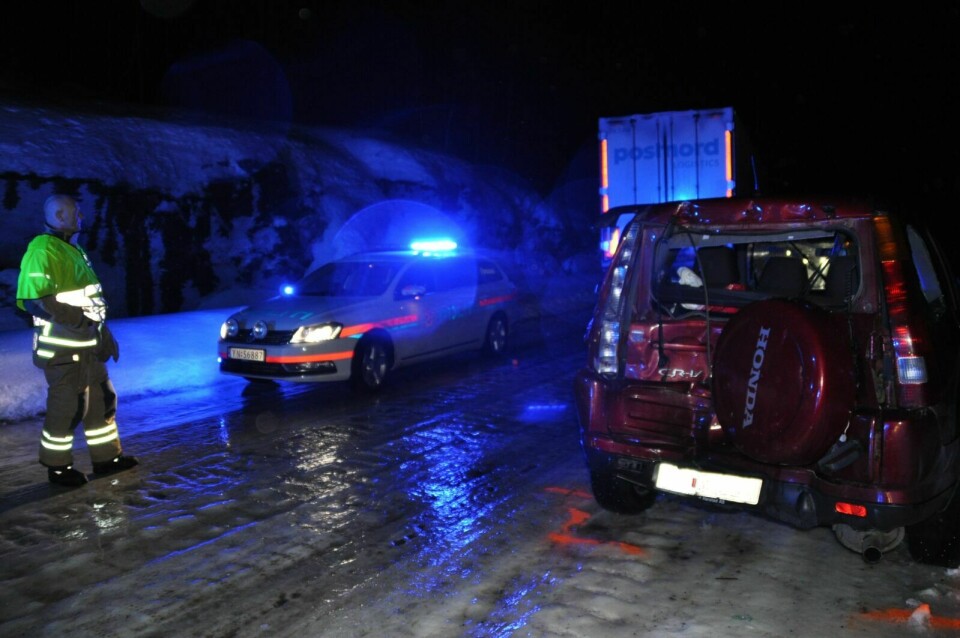 KOLLIDERTE: To personer ble lettere skadet da et vogntog og en personbil støtte sammen på E6 i Salangsdalen tirsdag kveld. Foto: Solveig B. Steinnes.