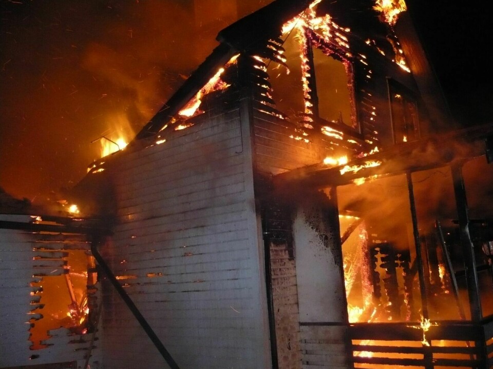 OVERTENT: Da brannvesenet ankom den eldre boligen på Tennes i Balsfjord, sto flammene ut av kjøkkenet og stua, og kort tid etter var hele huset overtent. Foto: Balsfjord brann- og redning