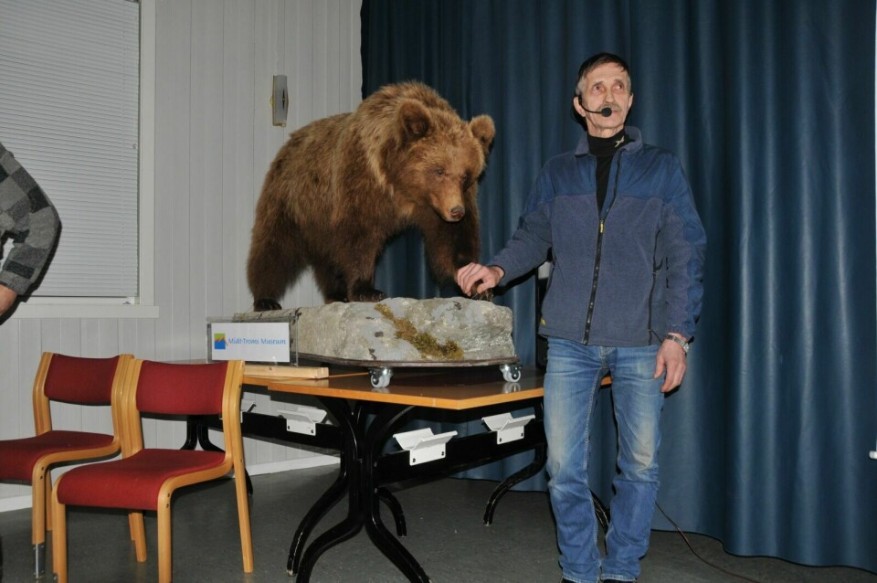 LOKKET MANGE: Bjørneekspert Hermann Sotkajärvi er vant med å lokke til seg bjørn. Lørdag lokket han en hel hærskare av bjørneinteresserte til foredrag i Målselv. Foto: Privat foto