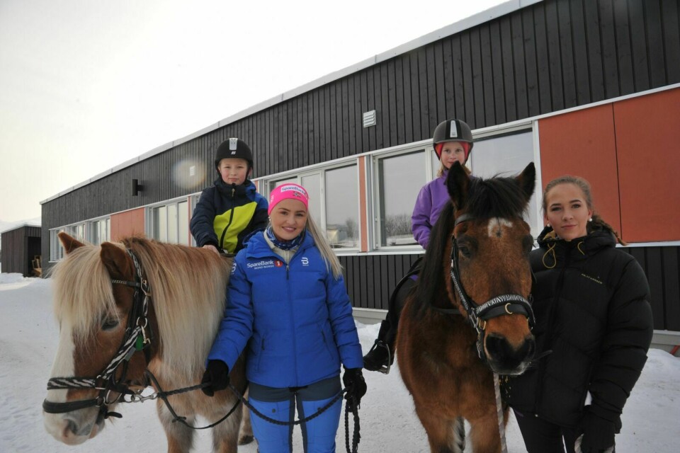 HESTERIDNING: Amalie (8) og Heine (9) syntes at hesteridning var en av favorittaktivtetene på Barnas aktivitetsdag. Her der på ryggene til Picasso og Vegar, som ble leid av idrettselevene Anja Trulssen og Sunniva Rochmann. Foto: Kari Anne Skoglund