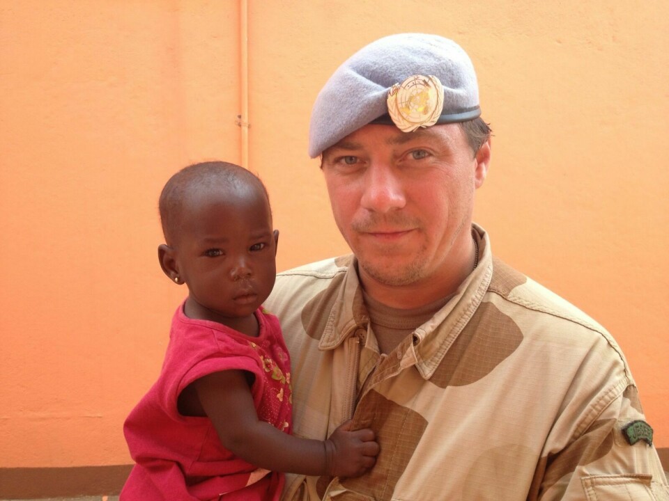 UTMERKET SEG: – Dette er ei jente vi møtte i en landsby. Hun var veldig nysgjerrig på en mann av annen hudfarge. Hun ville ikke gi slipp på meg, sier Sivertsen. Nå har han fått utmerkelse for arbeidet han gjorde i Sør-Sudan. Foto: Privat