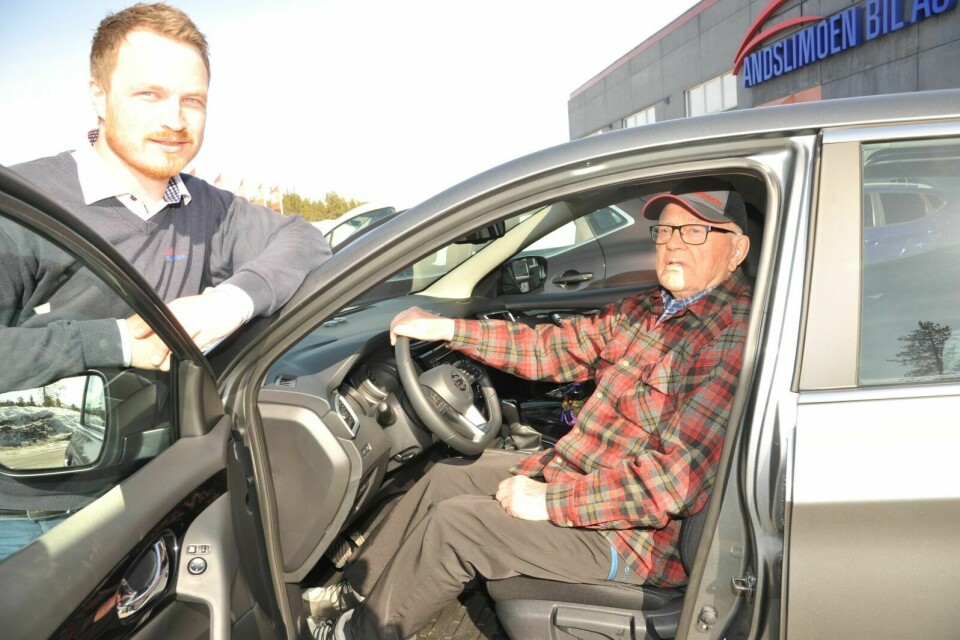 DRAR GJERNE PÅ TUR: Ingebrigt Granheim har kjørt uten uhell i over 70 år. Til tross for at han er 93 år, drar han gjerne på biltur. Spesielt om han får dameselskap. Foto: Kari Anne Skoglund