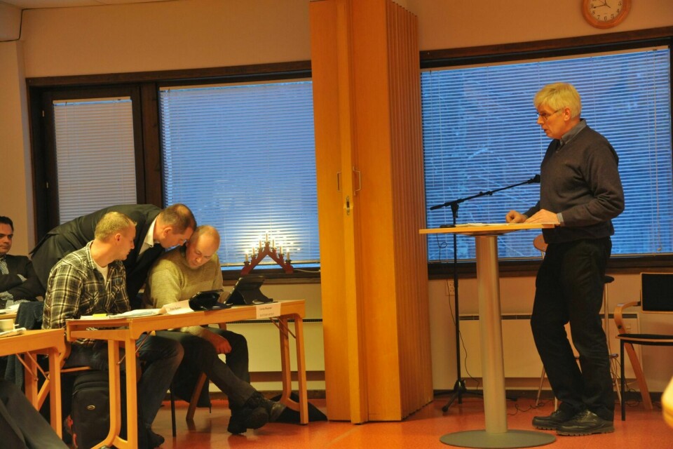 KRITISK: Mens Morten Tomter (SV) fortalte kommunestyret sitt syn på budsjettet for 2014 fra talerstolen, foretok posisjonspartiene presiseringer i sitt budsjettforslag. Foto: Kari Anne Skoglund