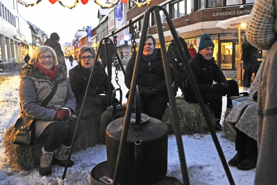 JULESTEMNING: Gerd Heidi Johannessen (t.v.) og Eli Møllebakken Byman fikk julestemning da dølene kom til byen. Foto: Malin C. S. Myrbakken