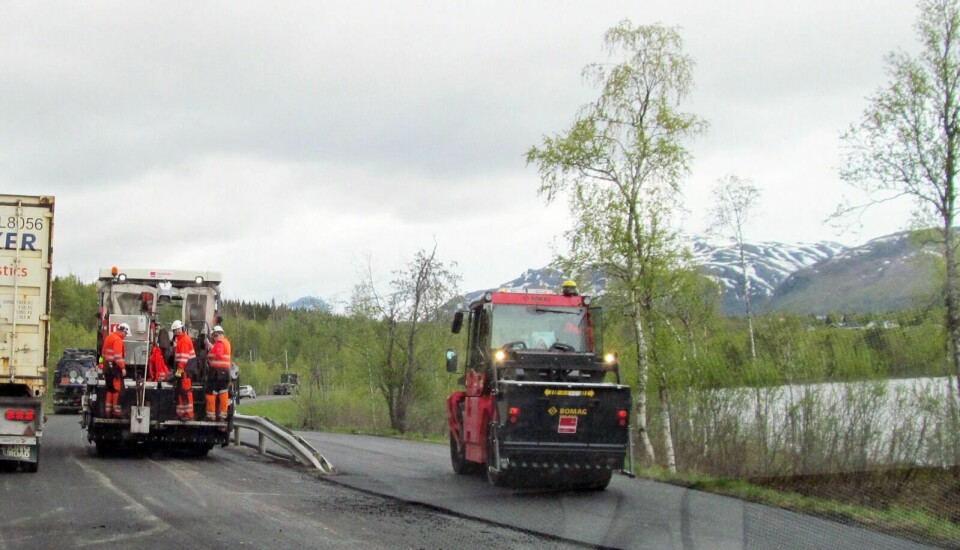 FÅR NY ASFALT: Det skal legges om lag 100 kilometer asfalt på fylkesveiene i Troms i år. Deriblant nærmere 17,5 kilometer ny asfalt i Balsfjord. (Arkivfoto: Knut Solnes)