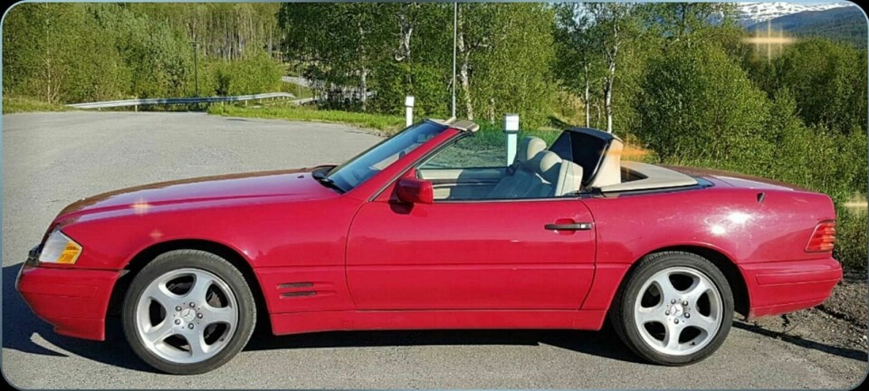 STJÅLET: Denne sjeldne Mercedesen, en SL 500 1998-modell, har blitt stjålet fra en garasje på Bardufoss i løpet av de siste dagene. Foto: Privat