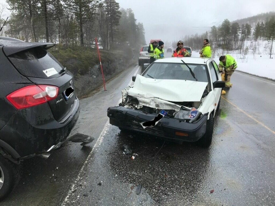 TO BILER: To biler var involvert i en trafikksmell på E6 tirsdag formiddag. Foto: Leif A. Stensland