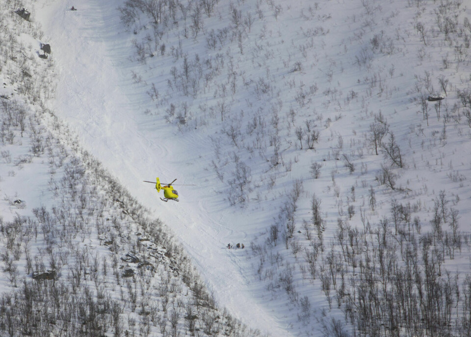 SKREDET: Nødetatene jobber på stedet etter at fire personer er hentet ut av et snøskred ved Blåruttinden i Balsfjord i Troms. Foto: Maja Meyer/ Forsvaret / NTB