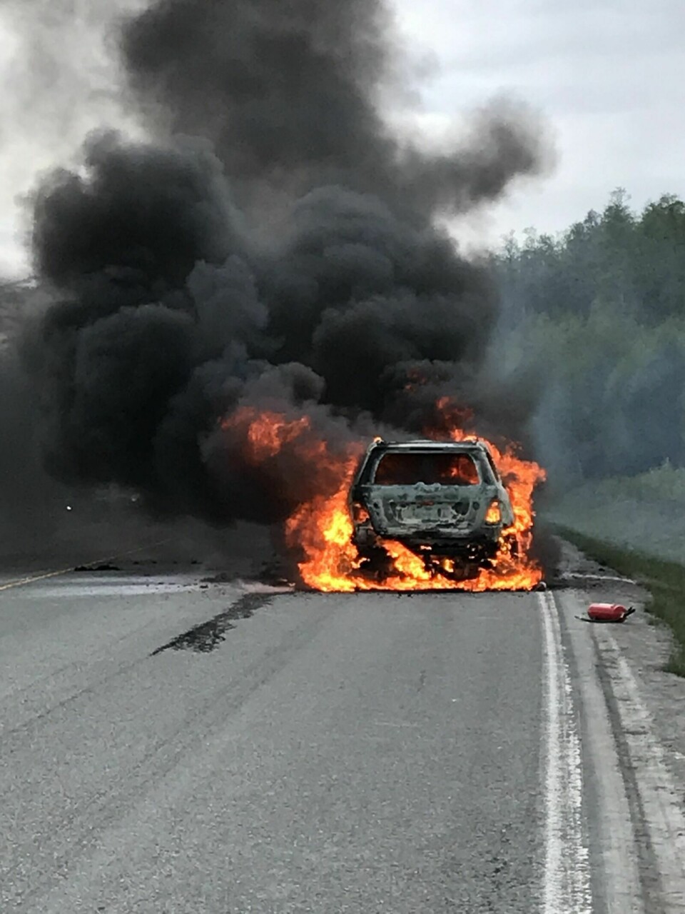 VED STRUPHØGDA: Det var ikke mulig å passere på stedet, da bilen brant kraftig. Foto: Leif A. Stensland