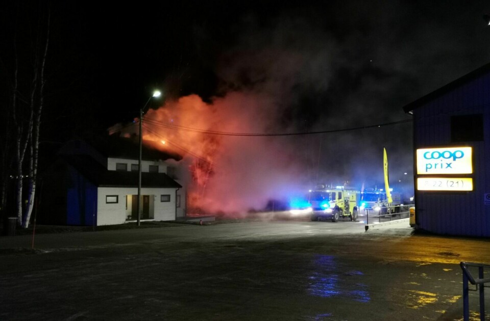 EVAKUERT: Prix-butikken måtte stenge dørene, og leilighetene i Coop-bygget ble evakuert som følge av brannen. Foto: Torbjørn Haugli